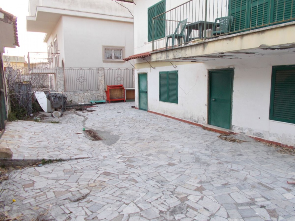 VENDESI Villa trifamiliare in Parco Seit, Lago Patria