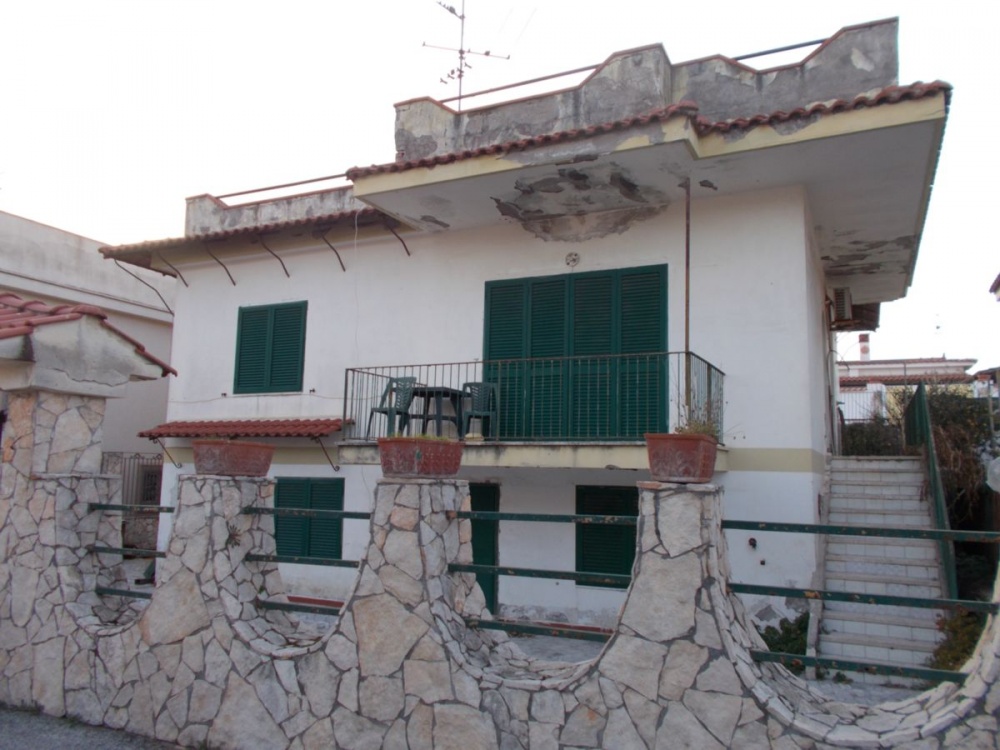 VENDESI Villa trifamiliare in Parco Seit, Lago Patria