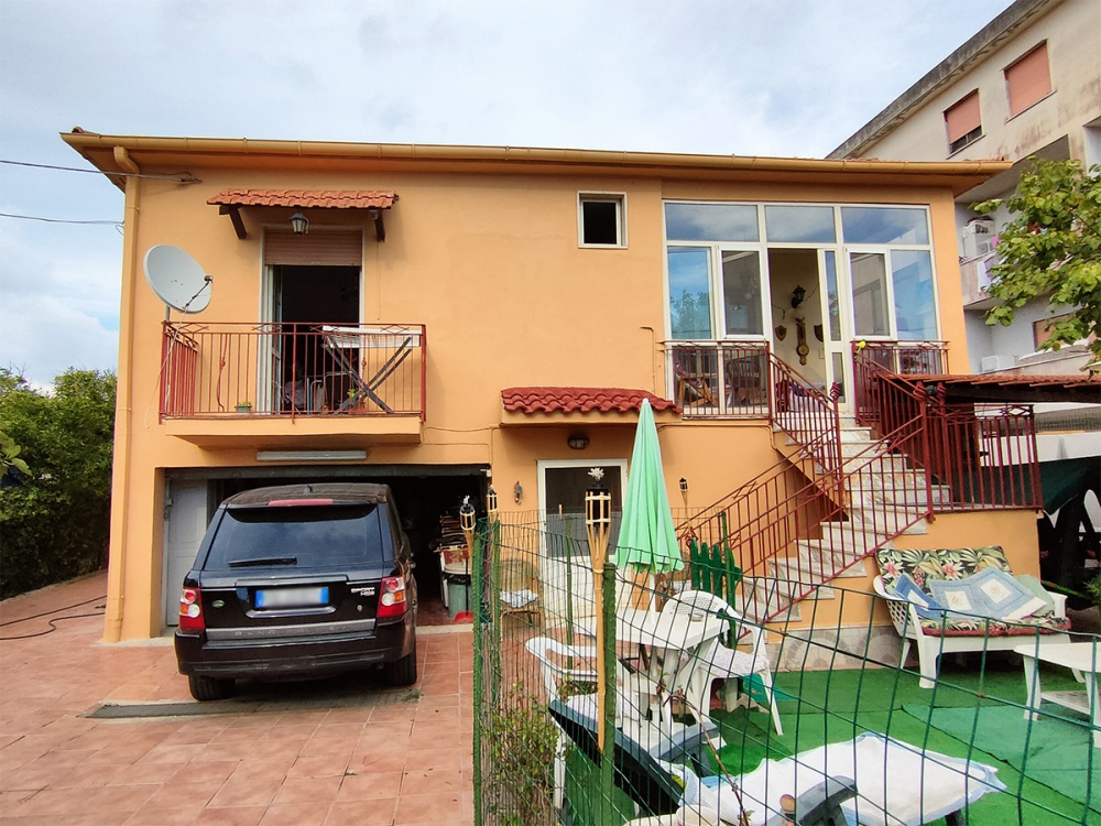 VENDESI Villa Bifamiliare Con Garage Fronte Pinetamare vendesi-villa-bifamiliare-con-garage-fronte-pinetamare